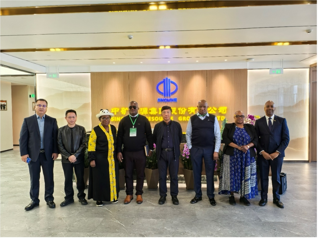 津巴布韋馬斯溫戈省省長一行到訪樂天使資源集團總部